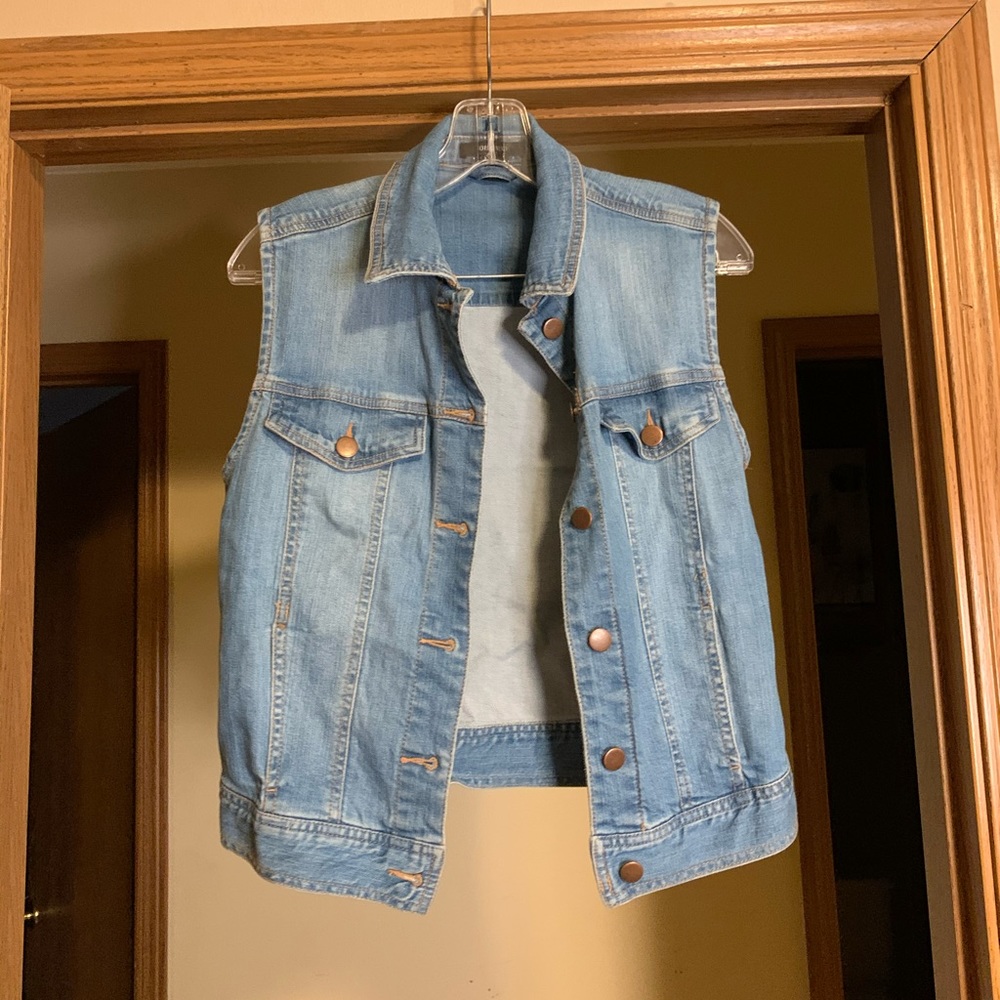 Forever 21 denim vest, waist length size medium, great condition